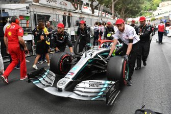 Valtteri Bottas, Mercedes AMG W10, arriveert op de grid