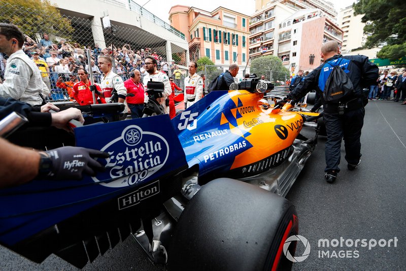Carlos Sainz Jr., McLaren MCL34, arrives on the grid