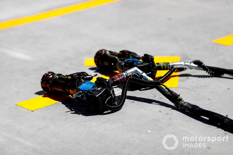 Pistolas de neumáticos Ferrari en el pit lane