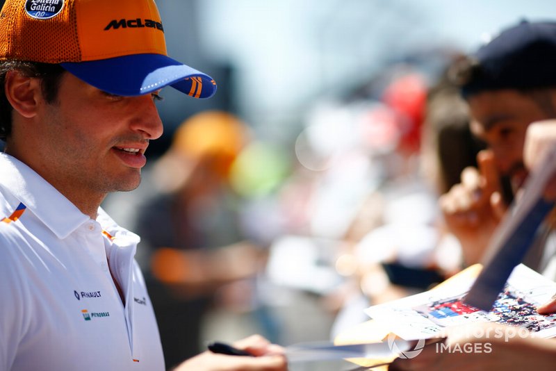 Carlos Sainz Jr., McLaren firma un autógrafo para un aficionado