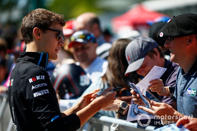 George Russell, Williams Racing signs a autograph for a fan