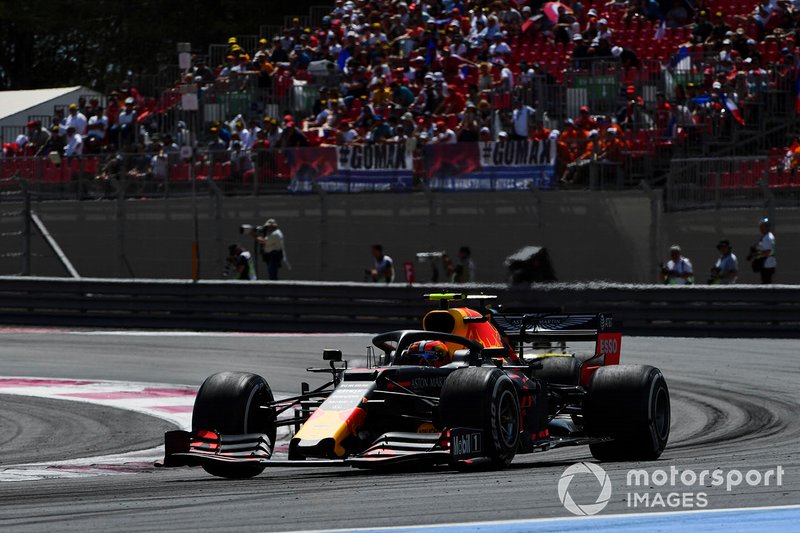 Pierre Gasly, Red Bull Racing RB15, leads Daniel Ricciardo, Renault F1 Team R.S.19