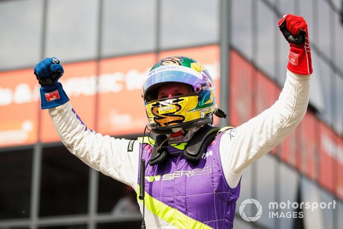 Beitske Visser celebra en Parc Ferme después de la carrera