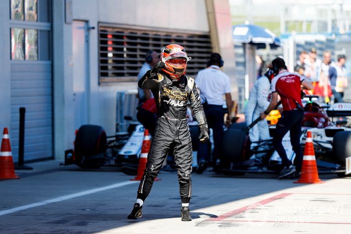 Magnussen celebra su 5º lugar en clasificación
