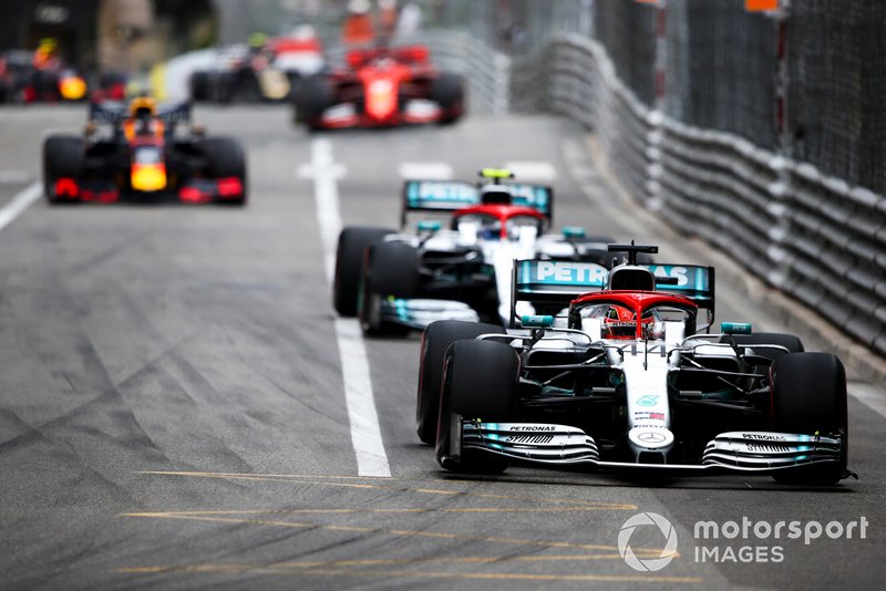 Lewis Hamilton, Mercedes AMG F1 W10 lidera a Valtteri Bottas, Mercedes AMG W10 al inicio