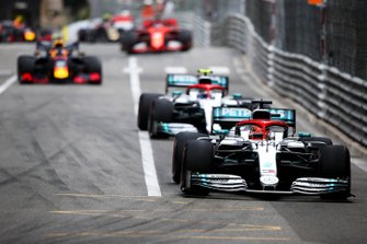 Lewis Hamilton, Mercedes AMG F1 W10 ve Valtteri Bottas, Mercedes AMG W10 startta