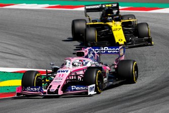 Sergio Perez, Racing Point RP19, voor Nico Hulkenberg, Renault F1 Team R.S. 19