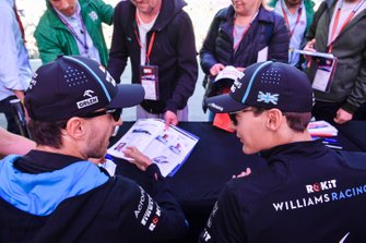 Robert Kubica, Williams Racing ve George Russell, Williams Racing imza dağıtıyor