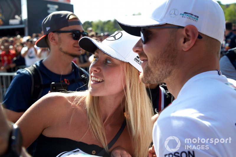 Valtteri Bottas, Mercedes AMG F1 poses for a selfie with a fan