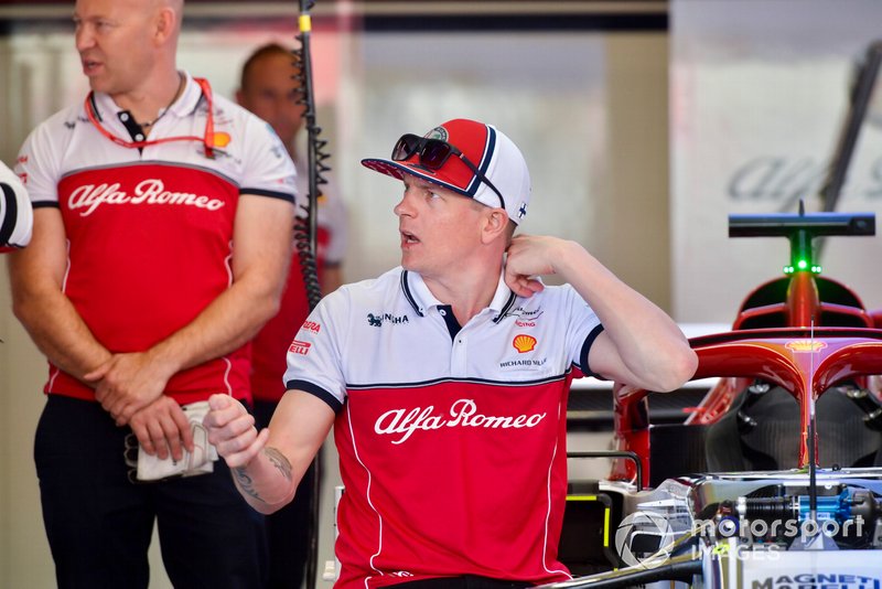 Kimi Raikkonen, Alfa Romeo Racing talks to engineers