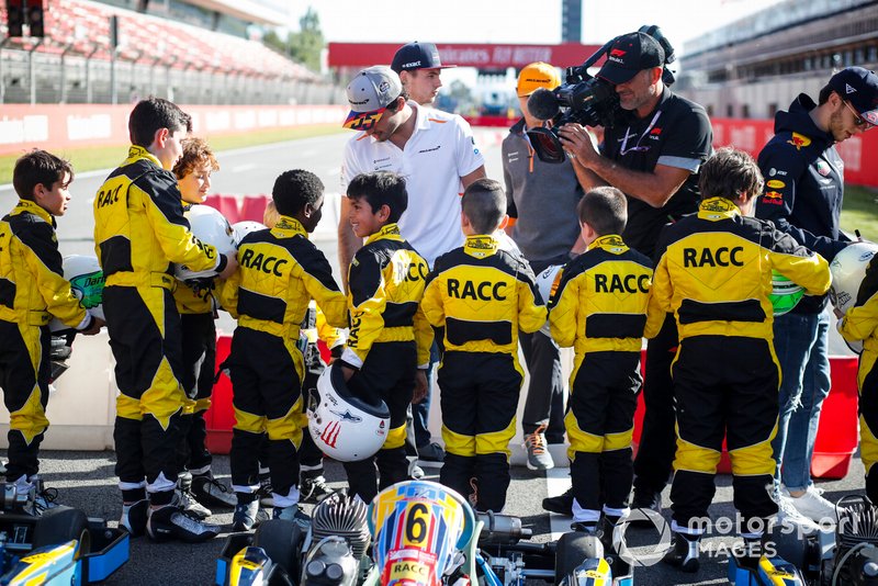 Carlos Sainz Jr., McLaren en el evento de RACC Kids karting