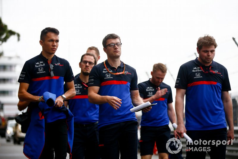 Alexander Albon, Toro Rosso, ispeziona il circuito