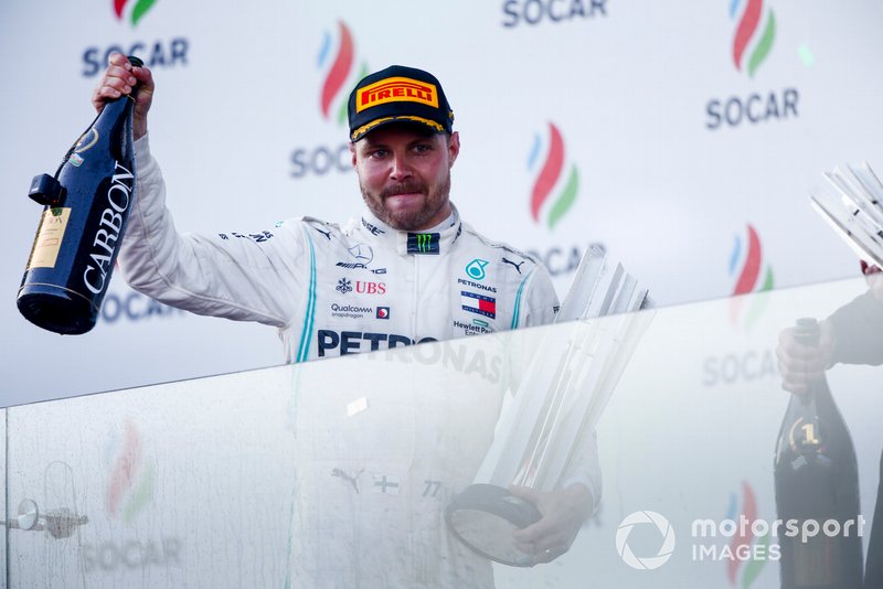 Il vincitore Valtteri Bottas, Mercedes AMG F1 festeggia sul podio con il trofeo e lo champagne