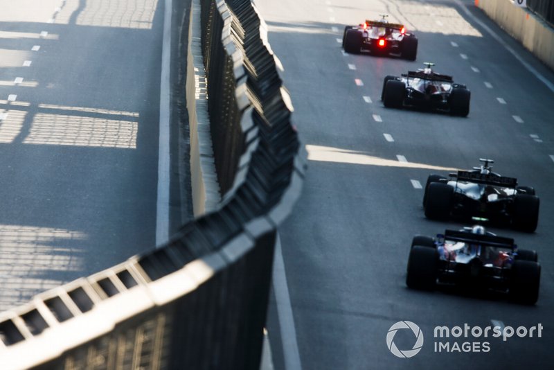 Romain Grosjean, Haas F1 Team VF-19, precede Alexander Albon, Toro Rosso STR14