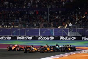 Max Verstappen, Red Bull Racing RB20, Lando Norris, McLaren MCL38, George Russell, Mercedes F1 W15, batalla por el liderato en la salida de la Carrera.