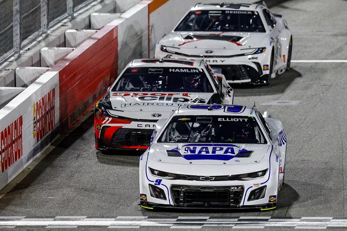 Chase Elliott, Hendrick Motorsports Chevrolet, Denny Hamlin, Joe Gibbs Racing Toyota