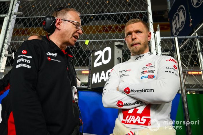 Mark Slade, Ingeniero de Carrera, Haas F1 Team, Kevin Magnussen, Haas F1 Team, en la parrilla de salida