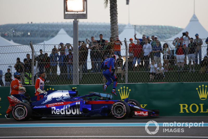 Pierre Gasly, Toro Rosso STR13, si ferma in pista nella Q1