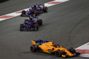 Stoffel Vandoorne, McLaren MCL33 leads Brendon Hartley, Toro Rosso STR13 and Pierre Gasly, Toro Rosso STR13