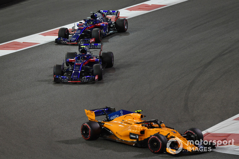 Stoffel Vandoorne, McLaren MCL33 leads Brendon Hartley, Toro Rosso STR13 and Pierre Gasly, Toro Rosso STR13 