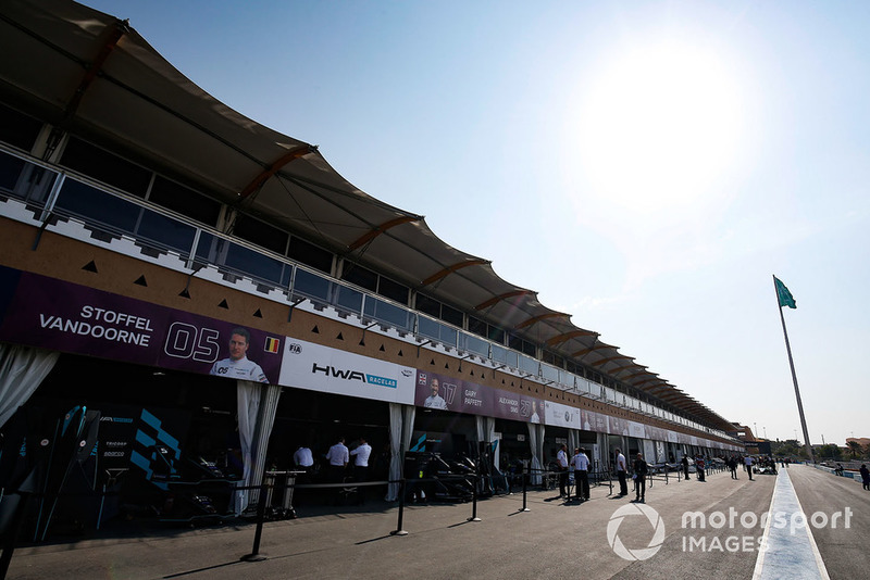 Pit lane atmosphere