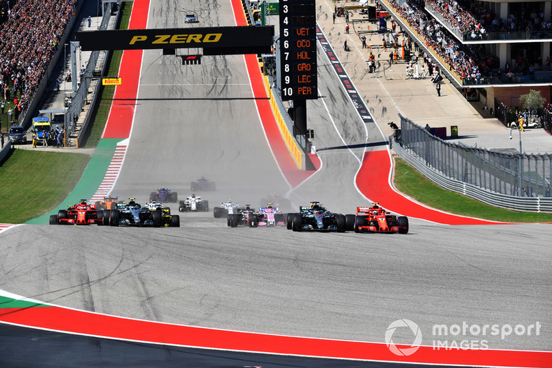 Lewis Hamilton, Mercedes-AMG F1 W09 ve Kimi Raikkonen, Ferrari SF71H pozisyon mücadelesi