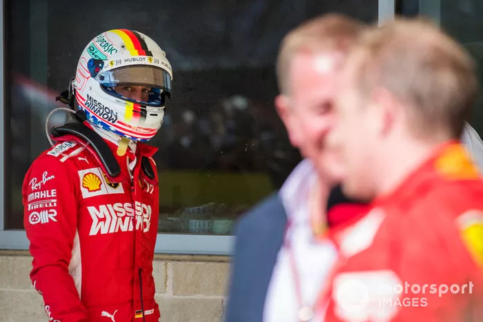 Sebastian Vettel, Ferrari, mira a Kimi Raikkonen, Ferrari, entrevistado por Martin Brundle, Sky Sports F1.
