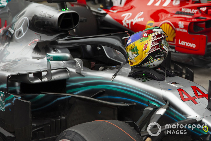 Casco de Lewis Hamilton, Mercedes AMG F1 W09 EQ Power+ in Parc Ferme