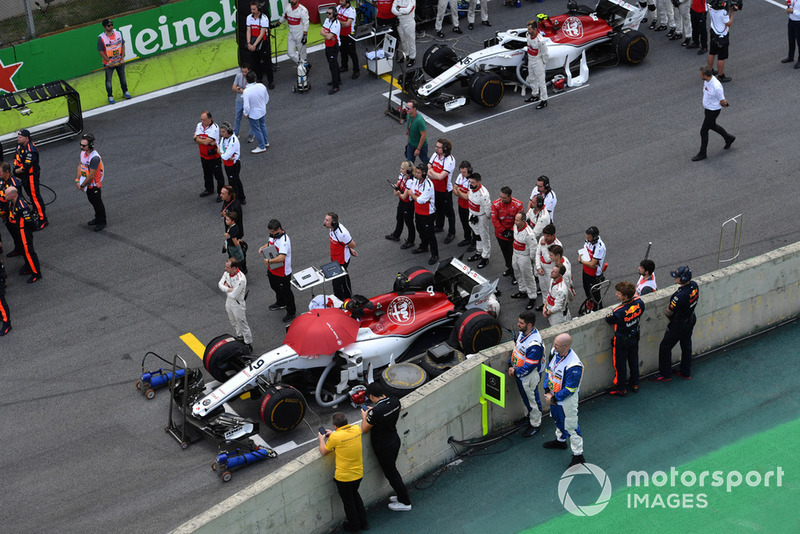 Alfa Romeo Sauber during the National Anthem on the grid 