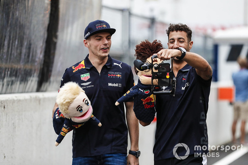 Max Verstappen, Red Bull Racing, y Daniel Ricciardo, Red Bull Racing, hacen un video con puppets