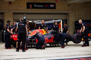 Les mécaniciens inspectent la voiture de Max Verstappen, Red Bull Racing RB14, après sa rupture de suspension