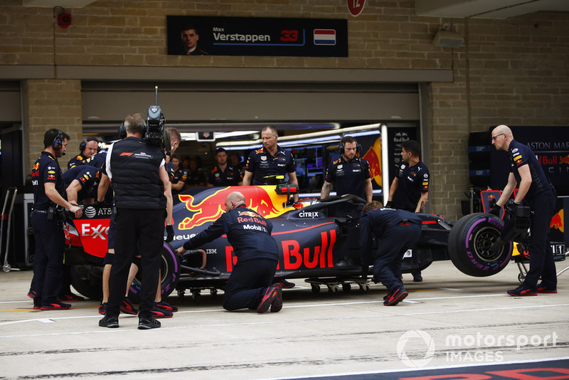 Max Verstappen, Red Bull Racing RB14, masuk pit stop