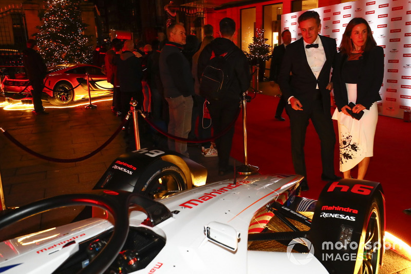 Alejandro Agag ammira una monoposto Mahindra di Formula E, sul tappeto rosso