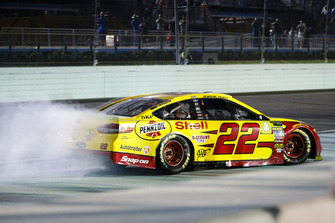 Joey Logano, Team Penske, Ford Fusion Shell Pennzoil celebrates