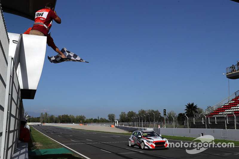 Bandiera a scacchi per Norbert Michelisz, M1RA Hyundai i30 N TCR