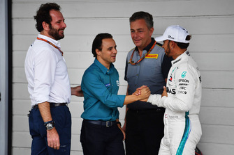 Pole: Lewis Hamilton, Mercedes AMG F1, Felipe Massa, Matteo Bonciani, FIA Medya Delegesi ve Mario Isola, Pirelli Spor Direktörü