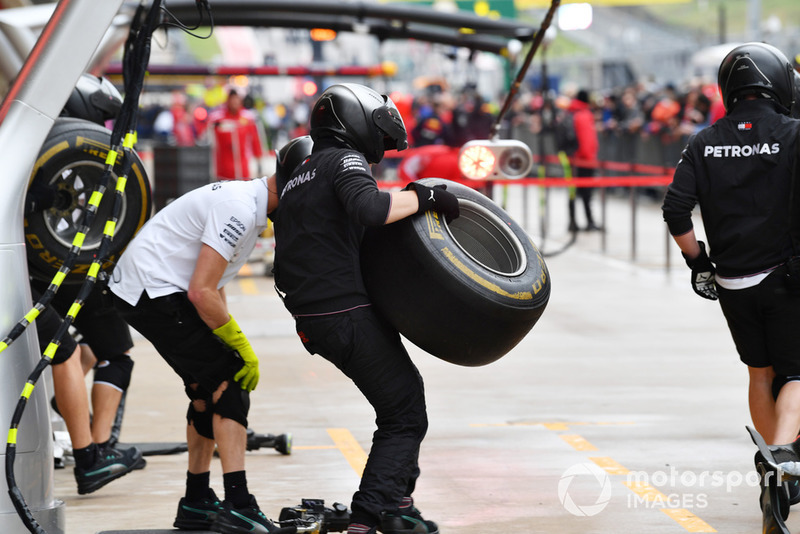 Kru Mercedes AMG F1 latihan pit stop