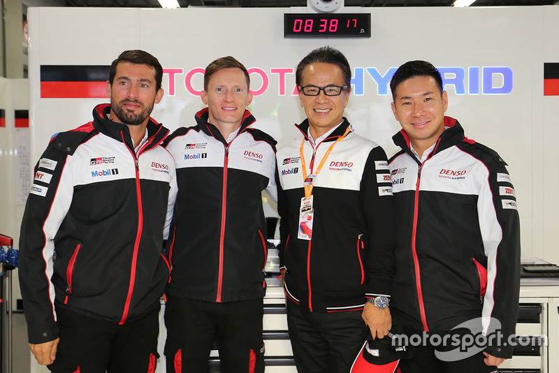 Kamui Kobayashi, Jose Maria Lopez, Mike Conway, Toyota Gazoo Racing con Shigeki Tomoyama, Presidente de Gazoo Racing