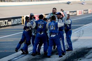 Team of Chase Elliott, Hendrick Motorsports, Chevrolet Camaro NAPA Auto Parts celebrate