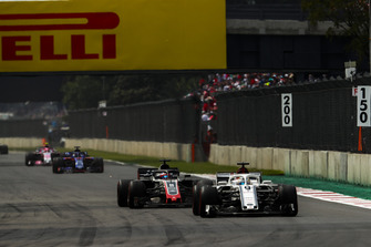 Marcus Ericsson, Sauber C37, leads Romain Grosjean, Haas F1 Team VF-18, Brendon Hartley, Toro Rosso STR13