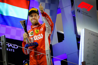 Le deuxième, Sebastian Vettel, Ferrari SF71H, avec son trophée