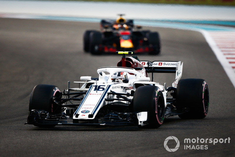 Charles Leclerc, Sauber C37 leads Daniel Ricciardo, Red Bull Racing RB14