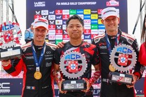 Podio: Ganadores Sébastien Ogier, Vincent Landais, Toyota Gazoo Racing WRT Toyota GR Yaris Rally1