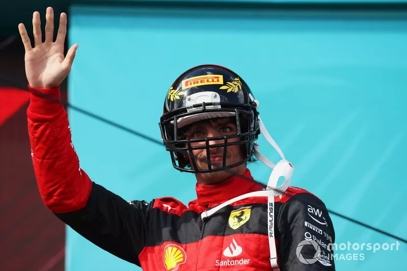 Carlos Sainz, Ferrari, 3º posición, llega al podio con el casco de NFL de Pirelli
