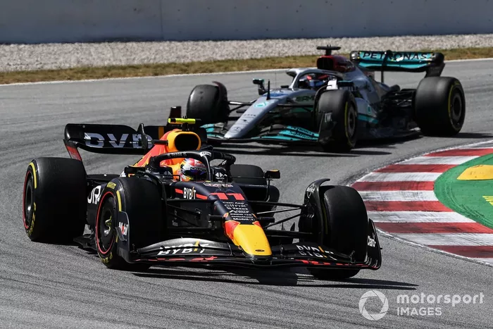 Sergio Pérez, Red Bull Racing RB18, George Russell, Mercedes W13 