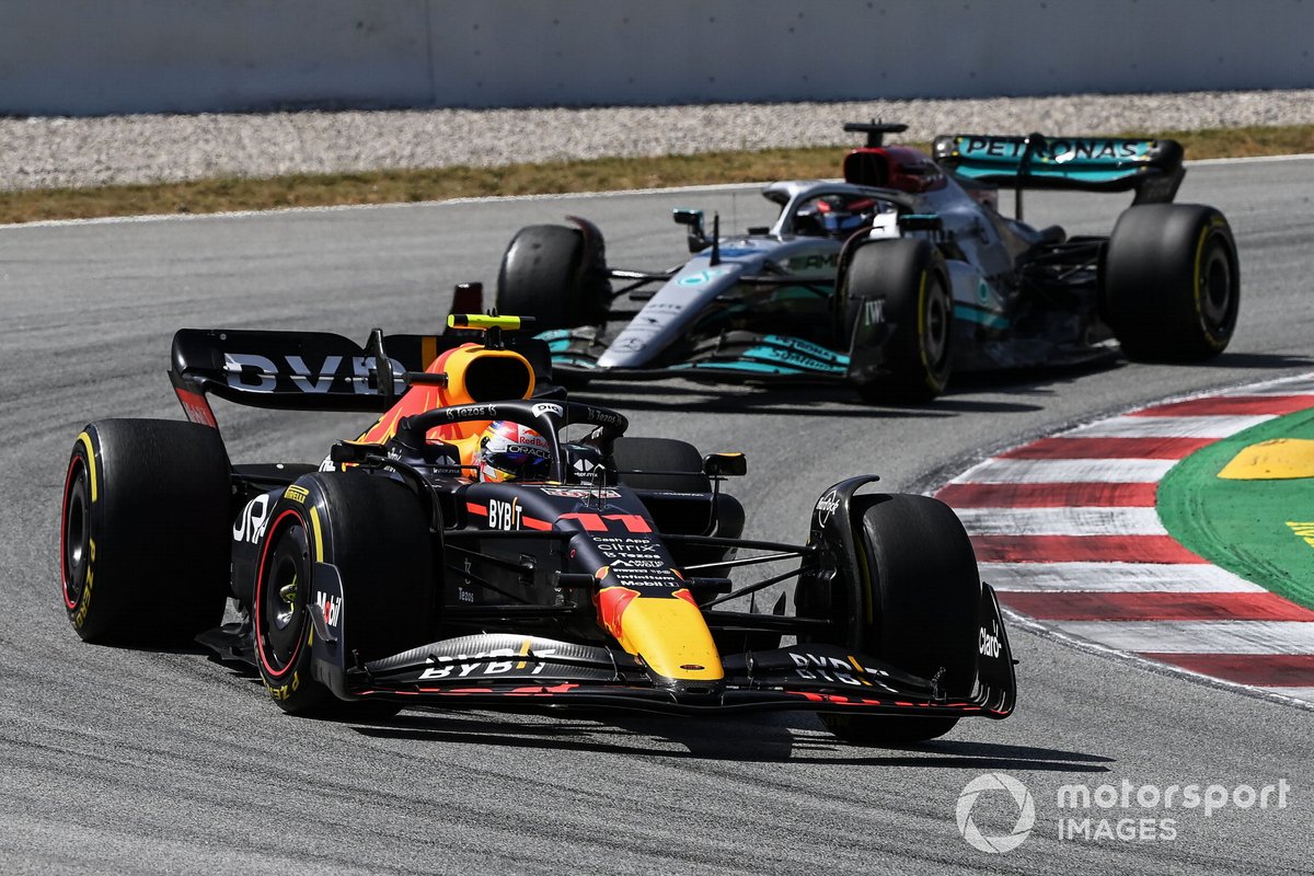 Sergio Pérez, Red Bull Racing RB18, George Russell, Mercedes W13