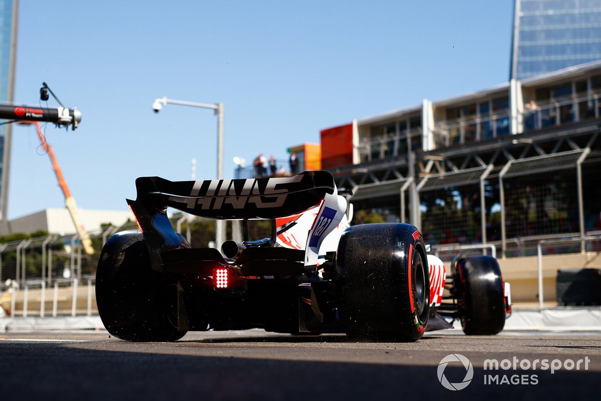 Kevin Magnussen, Haas VF-22, sale del garaje