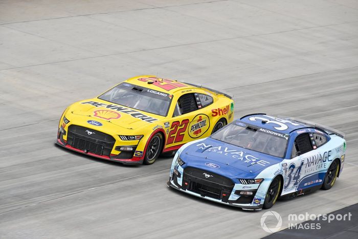 Joey Logano, Team Penske, Shell Pennzoil Ford Mustang, Michael McDowell, Front Row Motorsports, Navage Nasal Care Ford Mustang