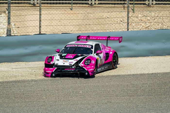 #85 Iron Dames Porsche 911 GT3 R LMGT3: Celia Martin, Rahel Frey, Michelle Gatting crash