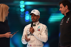 Гонщик Mercedes AMG F1 Льюис Хэмилтон и руководитель команды Тото Вольф